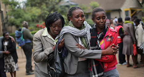 Människor sörjer dem som dödades i terroristernas attack mot varuhuset i Kenya. Foto: Jerome Delay.